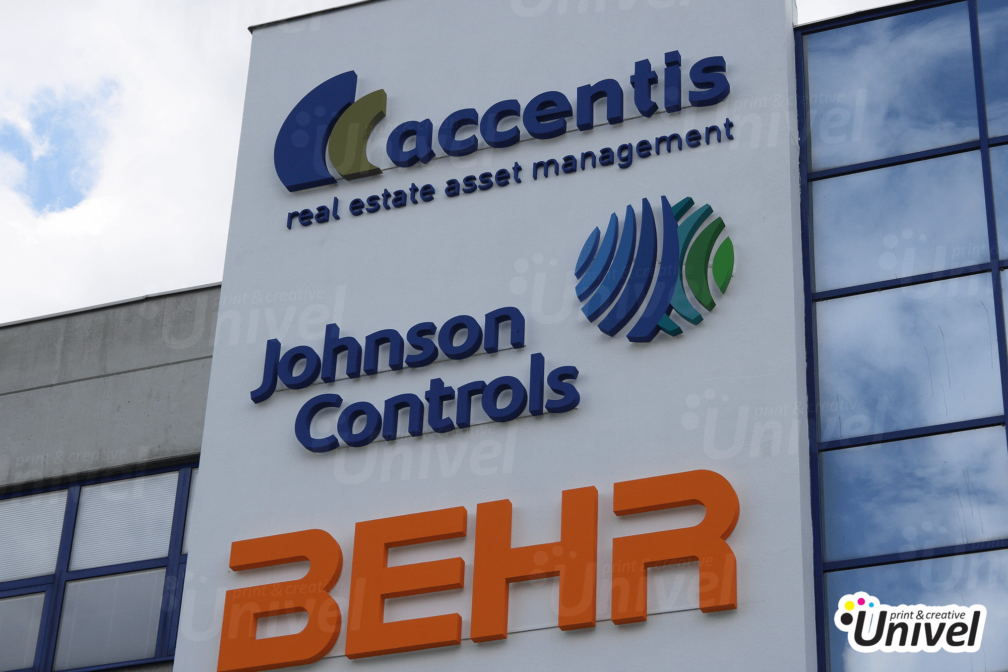 Univel 2012 - Johnson Controls Accentis Behr Svetelná reklama na budove detail