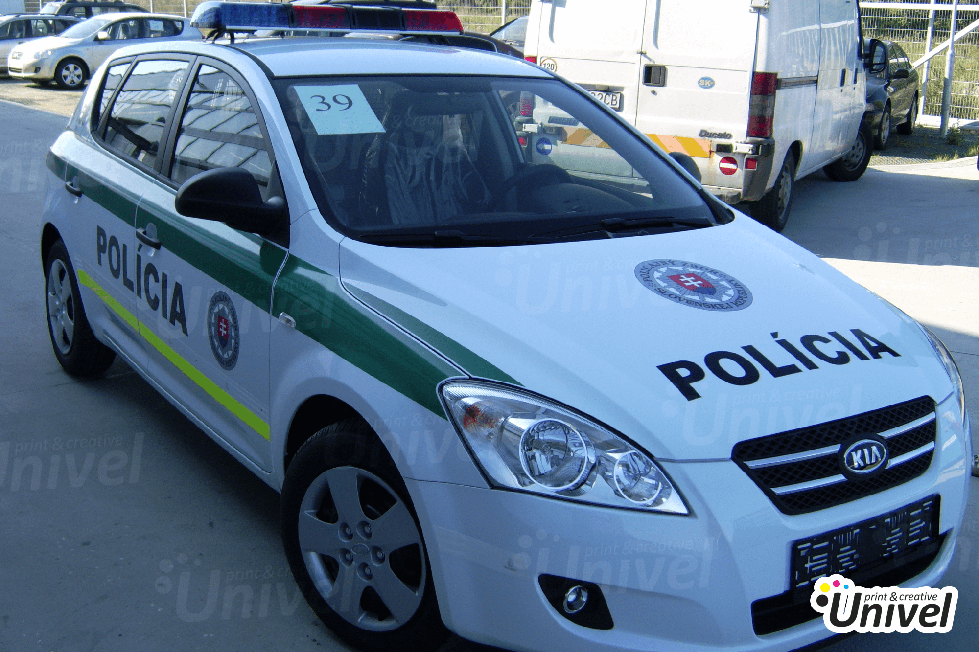 Univel 2021 - Polícia - policajné auto KIA - čiastočný polep auta, nápisy nálepky na auto - pohľad z boku auta