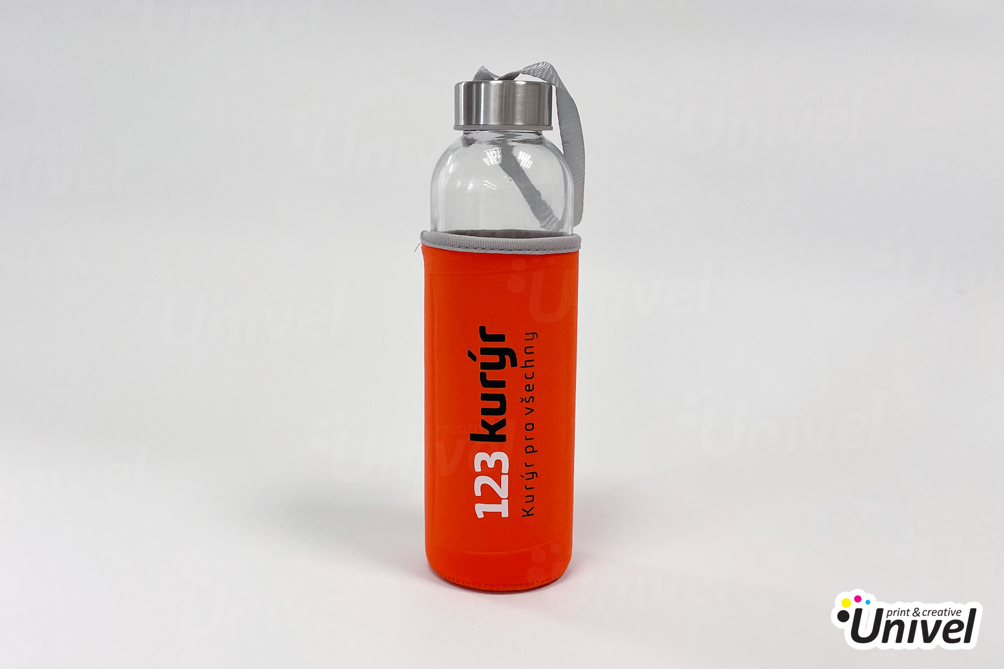 Univel 2021 - Reklamné predmety - Nažehlené logo 123 kurýr sklenená fľaša s neoprénovým púzdrom